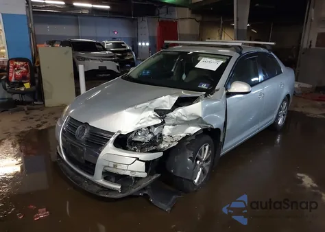 2010 Volkswagen Jetta Limited Edition z USA, uszkodzony, nr VIN 3VWRZ7AJ6AM162658